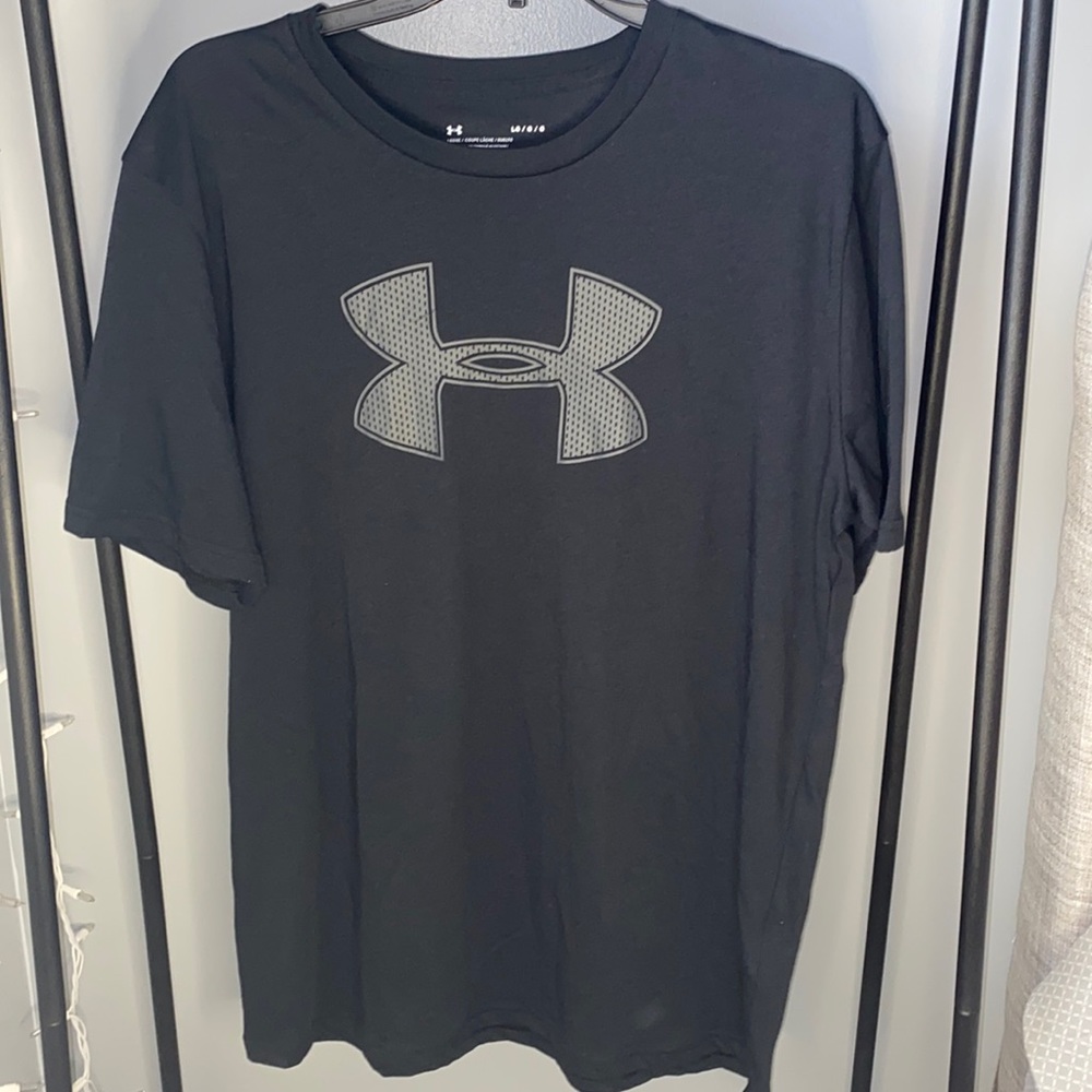 Black under armour t-shirt